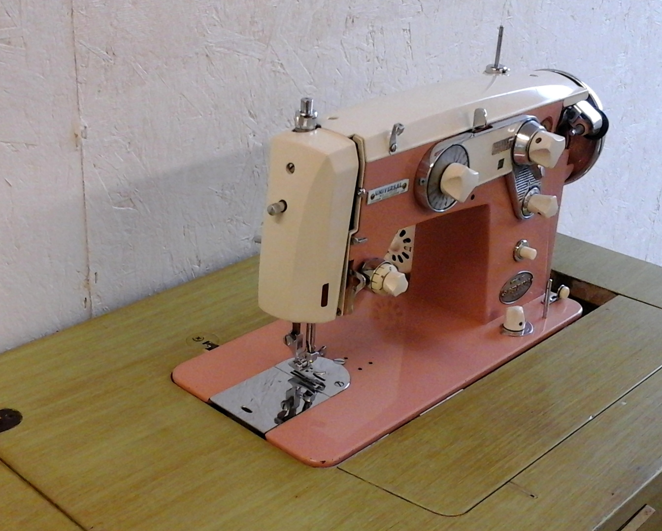 Universal Automatic ZigZag Vintage Japanese Sewing Machine